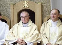 Ks. prał. Zygmunt Warzecha, dziekan szczuciński i proboszcz parafii ks. Krzysztof Migacz (z prawej).