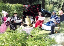 ▲	W kobylnickim parku powiało XIX wiekiem –  poprzez słownictwo, stroje, maniery.
