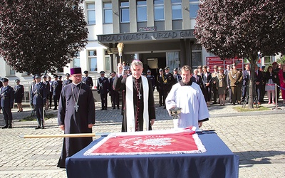 ▼	Biskup pobłogosławił dar społeczności dla policjantów w Świdwinie.