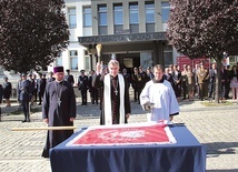 ▼	Biskup pobłogosławił dar społeczności dla policjantów w Świdwinie.