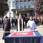 ▼	Biskup pobłogosławił dar społeczności dla policjantów w Świdwinie.