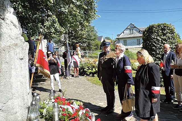 Pod figurą delegacja rodzin, w środku: Alicja Flame-Reinhardt, córka „Bartka”.