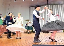 	Weselne tańce w zrekonstruowanych strojach sprzed wieku.