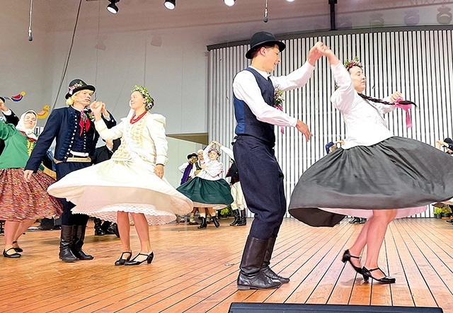 	Weselne tańce w zrekonstruowanych strojach sprzed wieku.