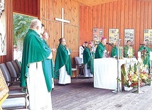 Modlitwa w parku, w którym kiedyś mieścił się pałac rodziny hierarchy.