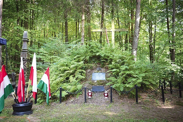 Na pamiątkowej tablicy napisano: „Przechodniu, powiedz Ojczyźnie,  że za ukochanie  Jej tuśmy polegli”. 