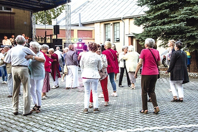 Potańcówka  przy muzyce zespołu Dzikie Wino.