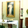 ◄	W kaplicy znajdują się relikwie św. Jana Pawła (na lewo od obrazu Jezusa Miłosiernego).