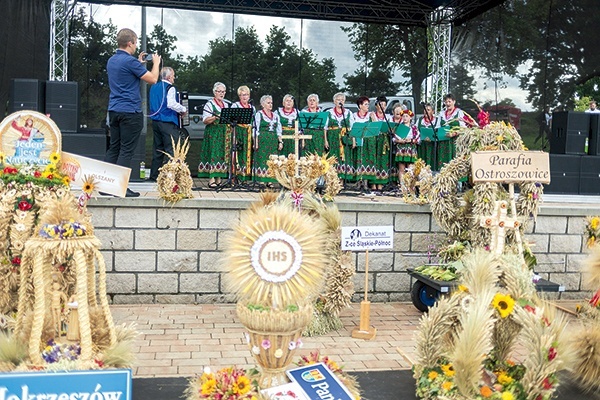 W diecezjalnych uroczystościach wzięły udział delegacje z poszczególnych dekanatów.