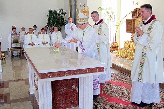 ▲	Symbolicznym wydarzeniem jest namaszczenie olejami świętymi ołtarza głównego. 