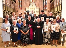 Osoby uhonorowane diecezjalnym wyróżnieniem otrzymują specjalny dyplom oraz odznaczenie w formie krzyża.