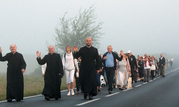 Pielgrzymi przybywali już rano, gdy pola jeszcze okrywała mgła.
