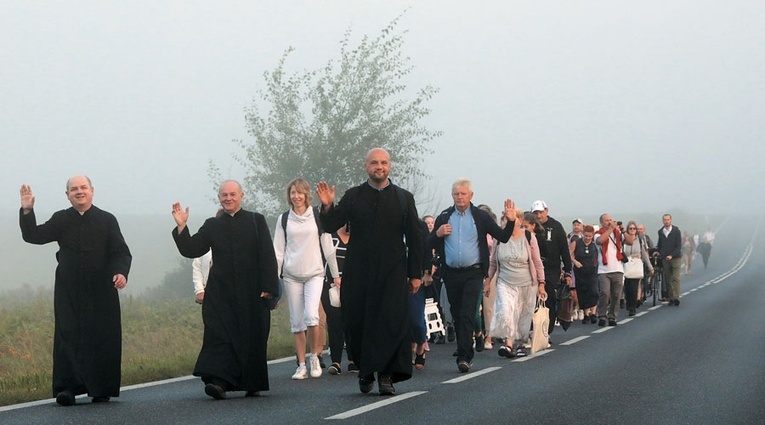 Pielgrzymi przybywali już rano, gdy pola jeszcze okrywała mgła.