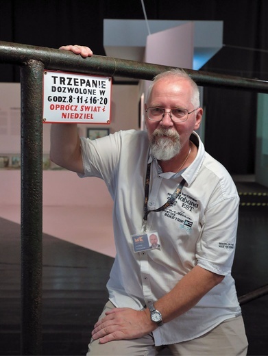 Maciej Miezian – nasz przewodnik z pokolenia bawiących się   na trzepaku.