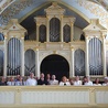 Artyści na chórze organowym w miejscowej świątyni.