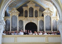 Artyści na chórze organowym w miejscowej świątyni.