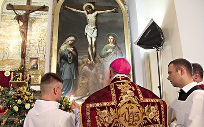 W czasie jubileuszu bp Andrzej Jeż poświęcił gruntownie odnowiony monumentalny obraz Jezusa Ukrzyżowanego z pierwszego wystroju kościoła.