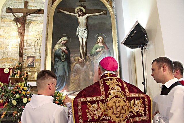 W czasie jubileuszu bp Andrzej Jeż poświęcił gruntownie odnowiony monumentalny obraz Jezusa Ukrzyżowanego z pierwszego wystroju kościoła.