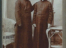Ks. Józef Dutka (z prawej) z bratem ks. Walentym Dutką.