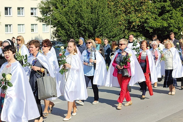 ▲	Podczas drogi, wędrując z relikwiami świętych i błogosławionych, będziemy rozważać tajemnice radosne Różańca.