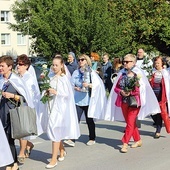 ▲	Podczas drogi, wędrując z relikwiami świętych i błogosławionych, będziemy rozważać tajemnice radosne Różańca.