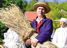 „Plon niesiemy, plon” – śpiewał podczas przemarszu korowodu Zespół Pieśni i Tańca „Warmia”.