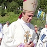 Bp Aleksander Jazłowiecki, za nim czescy diakoni w drodze do ołtarza.