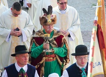 ▲	Dar polskiego władcy wniósł do bazyliki parafianin w stroju z XVII wieku.