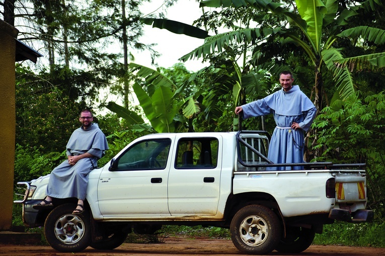 O. Piotr „Mpiima” Dąbek (z lewej) i o. Józek „Mulindwa” Matuła na jeepie przy jednej z kaplic dojazdowych misji w Kakooge