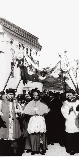 ◄	Bp Kaczmarek (w środku) w dniu otrzymania sakry, w drodze do katedry.