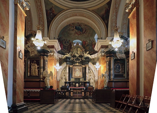 Obraz Matki Bożej Różańcowej  wisi w bocznej kaplicy bazyliki  Świętej Trójcy w Krakowie. 