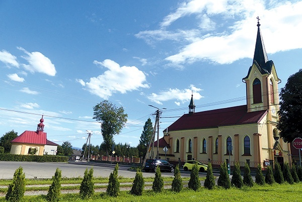 Kościół i kaplica, gromadząca parafian codziennie o godz. 21.