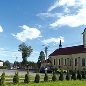 Kościół i kaplica, gromadząca parafian codziennie o godz. 21.