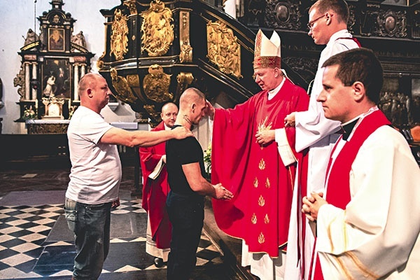 Szafarzem był bp Wiesław Szlachetka.
