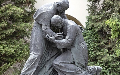 Pomnik na dziedzińcu KUL, upamiętniający spotkanie kard. Stefana Wyszyńskiego i Jana Pawła II. 