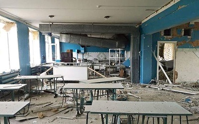 Jedna ze zniszczonych klas ukraińskiej szkoły, której uczniowie wypoczywali  na Dolnym Śląsku.