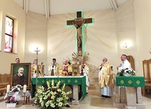 Mszę Świętą koncelebrowali kapłani związani z Wydziałem  Nauki Katolickiej  Kurii Diecezjalnej Łowickiej.