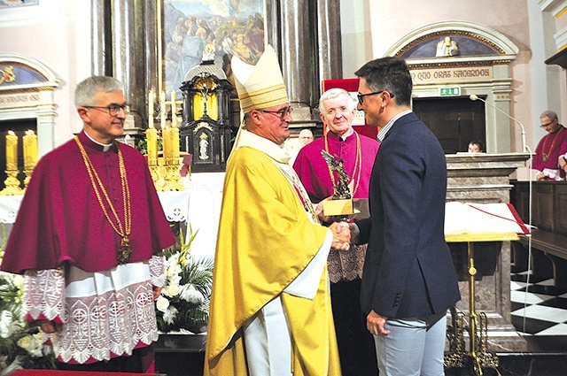 W tym roku statuetkę św. Michała Archanioła po raz pierwszy wręczył biskup Szymon Stułkowski.