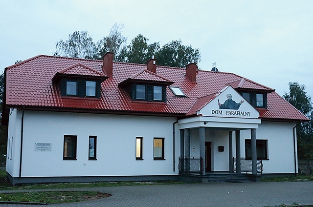 Na frontonie jest wizerunek patrona wspólnoty.