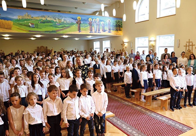 ▲	Uczy się tu dziś 240 uczniów.