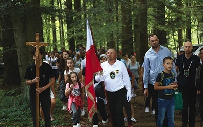 ▲	Na Mszę św. z udziałem biskupa pielgrzymkę przyprowadzili rycerze z zakonu św. Jana Pawła II.