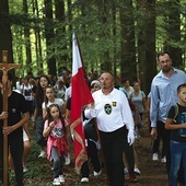 ▲	Na Mszę św. z udziałem biskupa pielgrzymkę przyprowadzili rycerze z zakonu św. Jana Pawła II.