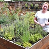 ◄	– Mieszkańcy nasadzenia robili na zajęciach z ogrodnictwa, a skrzynie do uprawy warzyw na warsztatach stolarskich – wyjaśnia Anna Milicz.