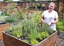 ◄	– Mieszkańcy nasadzenia robili na zajęciach z ogrodnictwa, a skrzynie do uprawy warzyw na warsztatach stolarskich – wyjaśnia Anna Milicz.