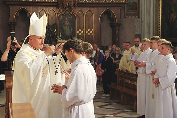 Z rąk biskupa krzyż lektorski otrzymało 118 ministrantów, a krzyż ceremoniarski 35.