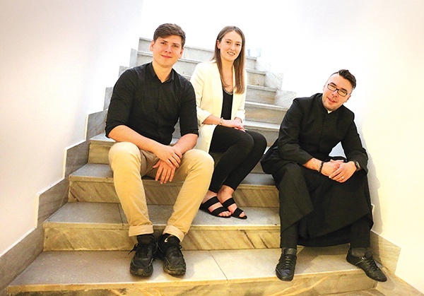 Do DA zapraszają ks. Adrian Jakubiak, Martyna Sambor i Szymon Adamus.