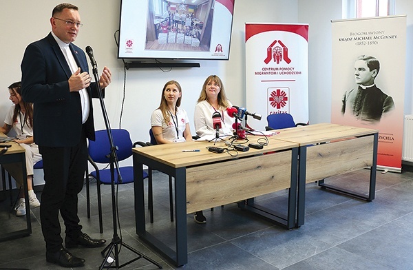 Ks. Karol Piłat z pracownicami centrum.