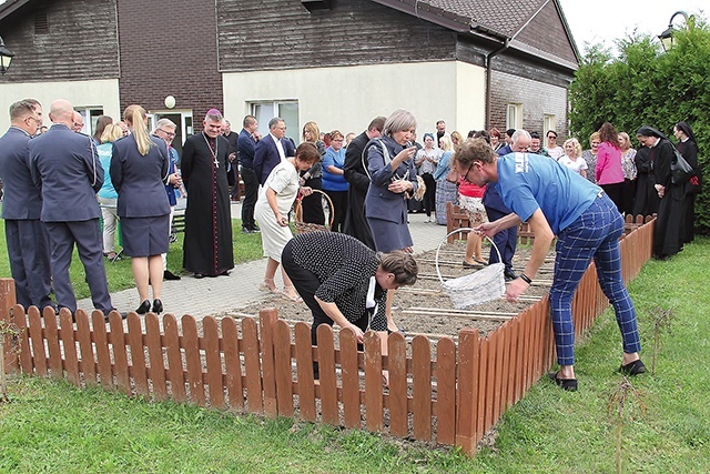 Każdy z uczestników zasadził jedną lub kilka cebulek.