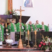  Kapłani przy ołtarzu oświęcimskiej świątyni dedykowanej o. Kolbemu.