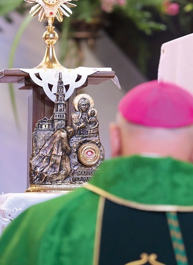  Modlitwa  przed relikwiarzem błogosławionego.